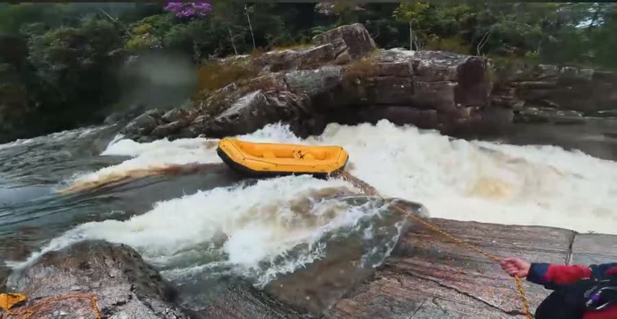 Grupo enfrentando corredeira no Rio Paraibuna