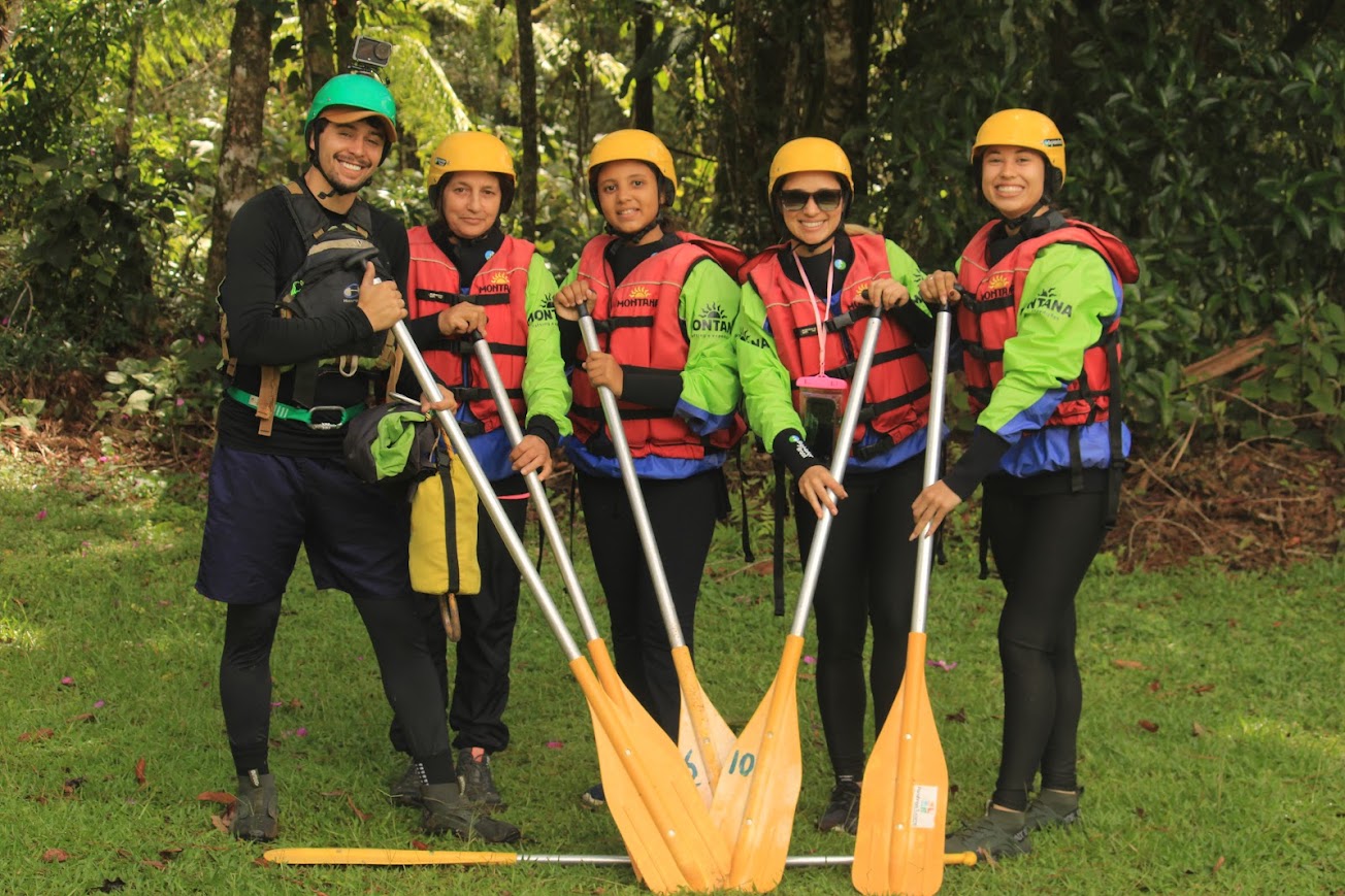 Turma de colete e capacete com os remos antes da descida, dentro da Mata Atlântica